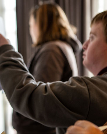 People-putting-post-its-on-a-wal-at-an-event